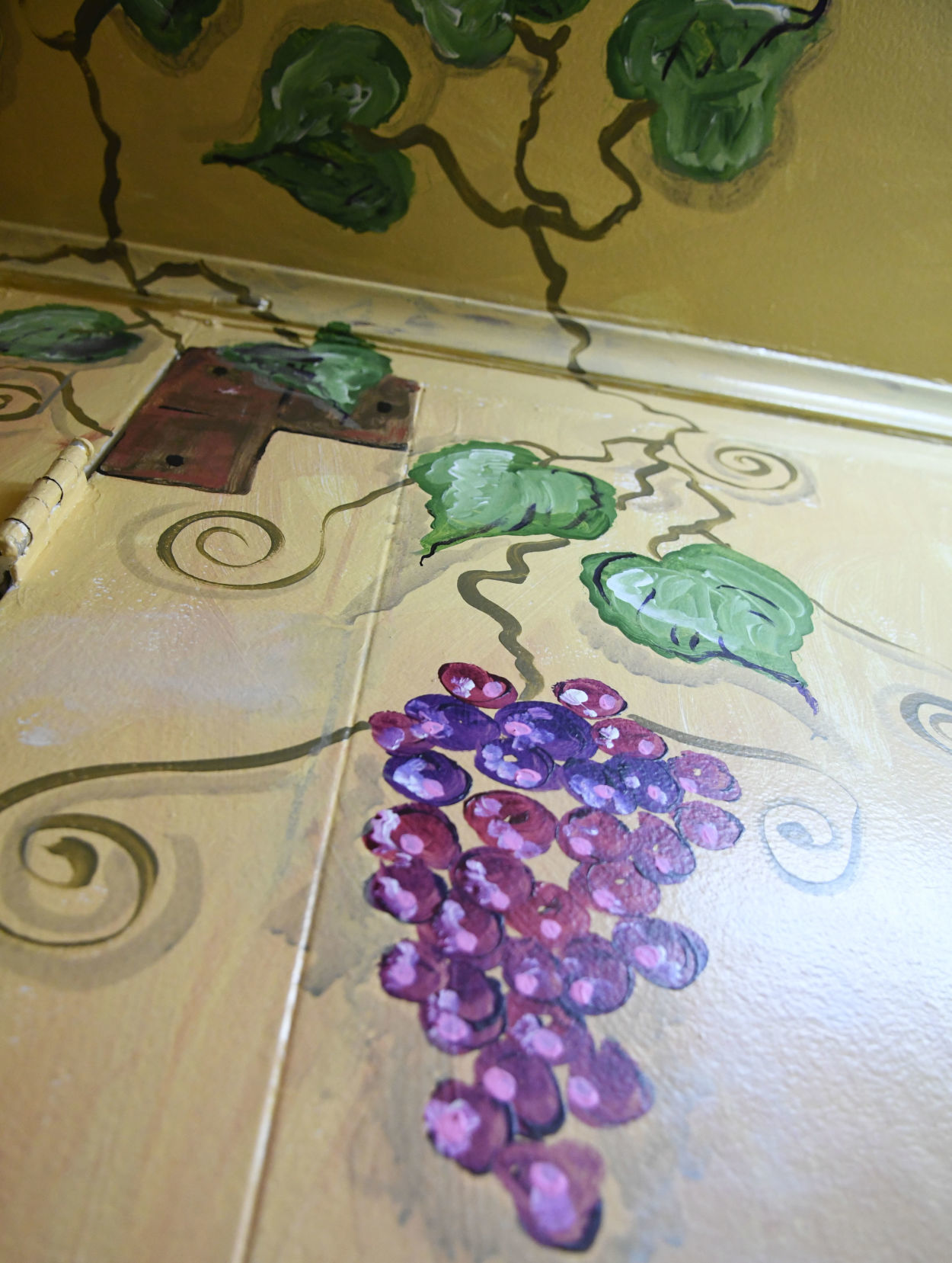 091719 La Botte mural 05.jpg